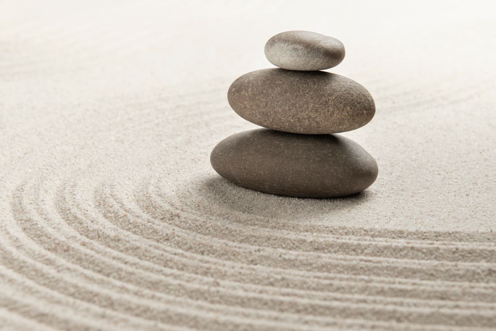 Piedras en equilibrio sobre arena rastrillada